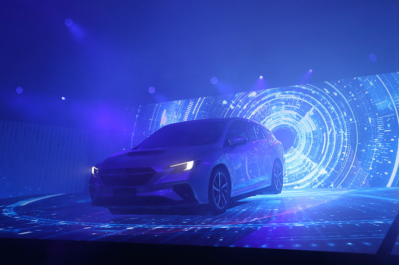 レーザー光線などを使った華やかな光の中でアンベールされたレヴォーグ プロトタイプ