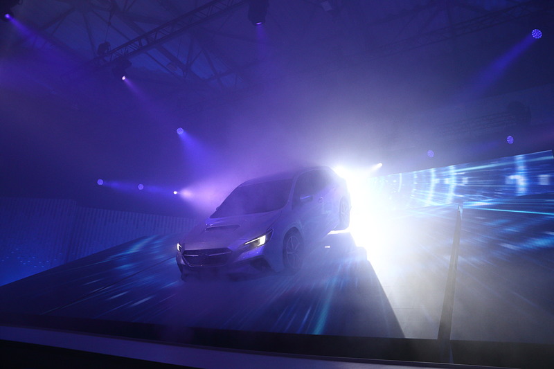 レーザー光線などを使った華やかな光の中でアンベールされたレヴォーグ プロトタイプ