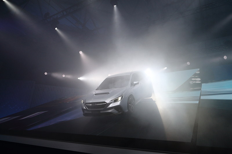 レーザー光線などを使った華やかな光の中でアンベールされたレヴォーグ プロトタイプ