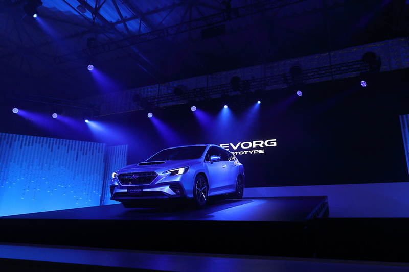 レーザー光線などを使った華やかな光の中でアンベールされたレヴォーグ プロトタイプ