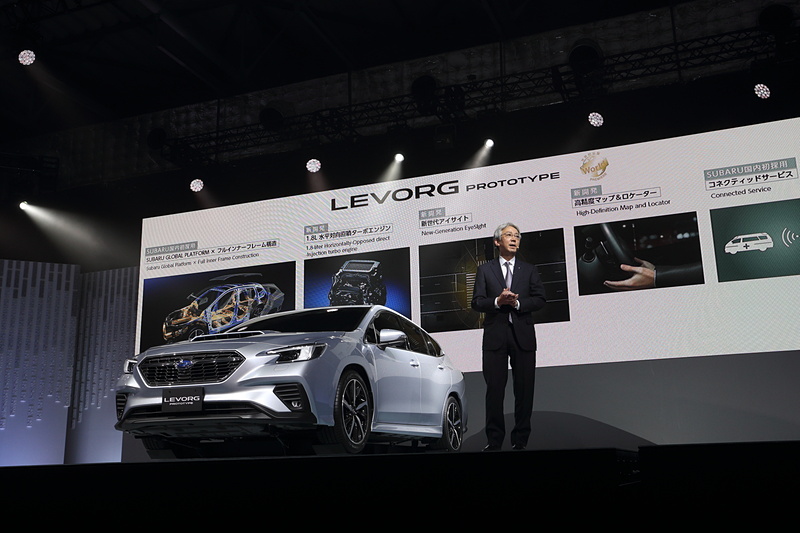 世界初公開された「レヴォーグ プロトタイプ」と株式会社SUBARU 代表取締役社長 中村知美氏