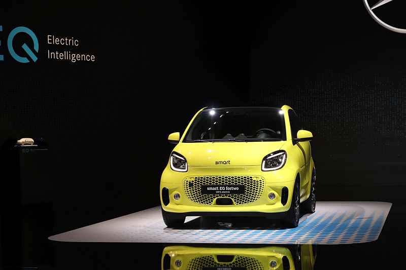 南1ホール（SP03）のメルセデス・ベンツブースで「スマート EQ フォーツー」をアジア初公開