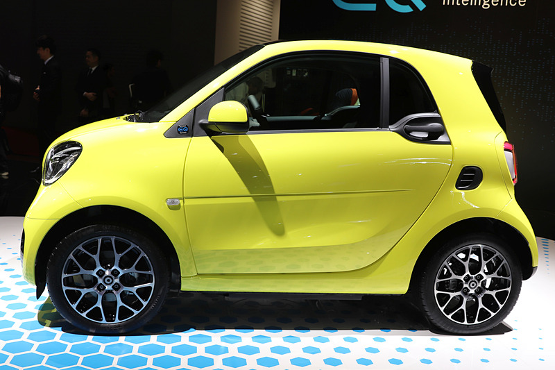 スマート EQ フォーツーの左側面。ドアミラーの前にEQであることを示すバッヂが見える