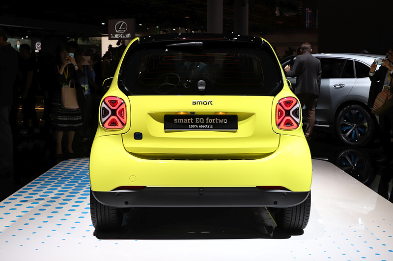 新たなデザインのリアコンビネーションランプ