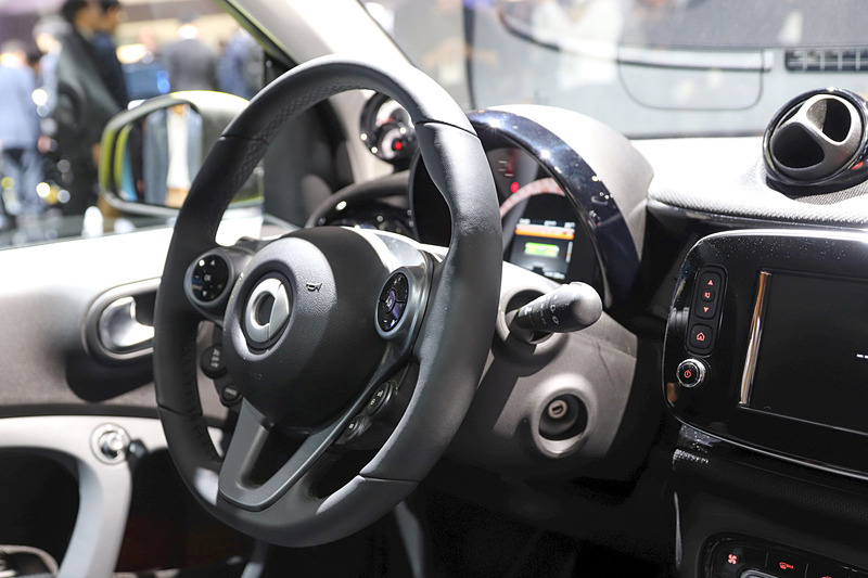 ステアリングには各種操作スイッチを配備する