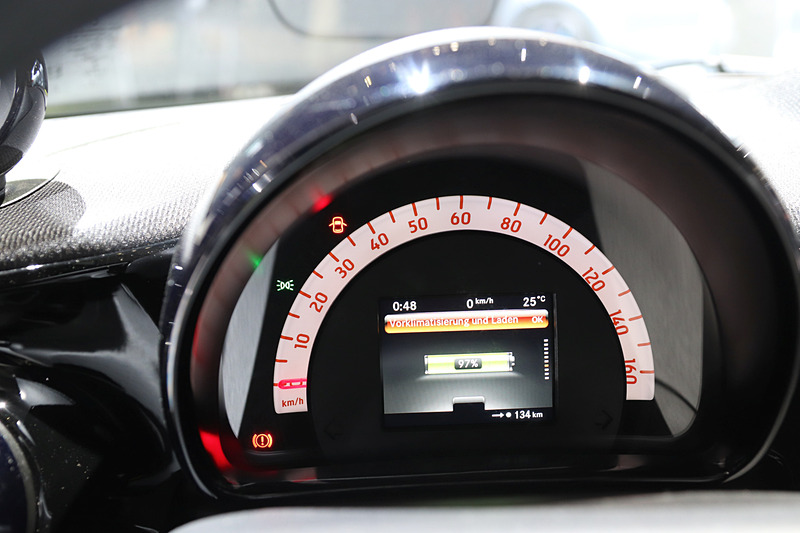 シンプルなメーターパネル。中央にはマルチインフォメーションディスプレイを配置する