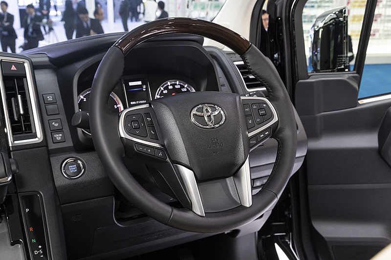 ウッドコンビの本革ステアリング