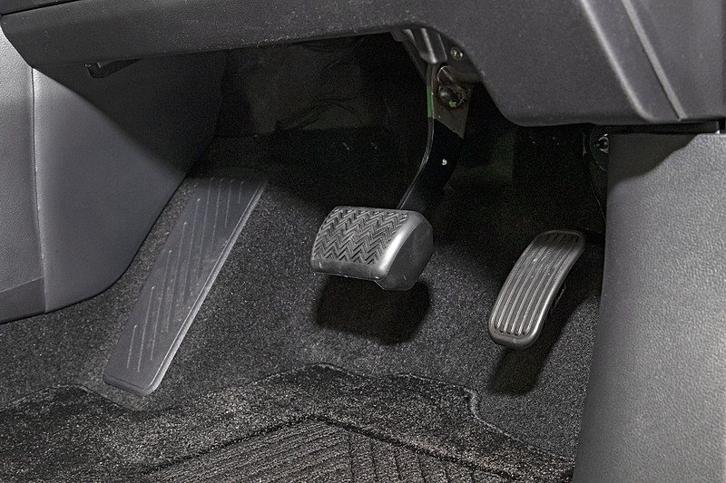 パーキングブレーキはレバー式のため2ペダル