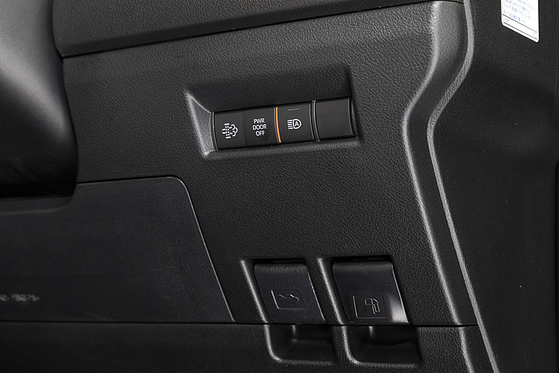 ステアリングコラム右下のスイッチ群