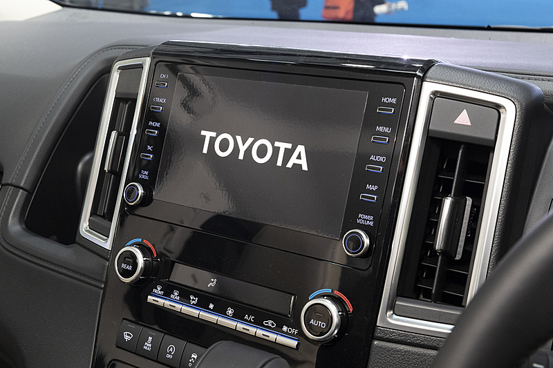 ディスプレイオーディオを装備。ルーフに車載通信器（DCM）用アンテナを備える