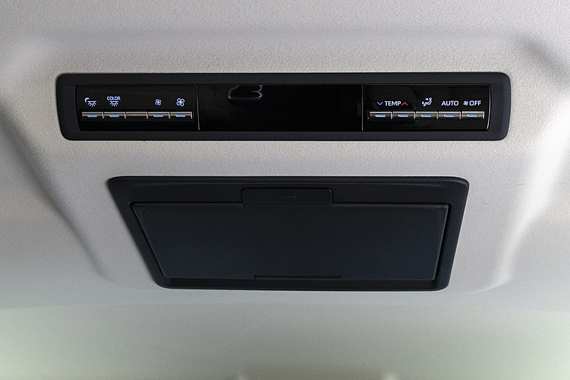 リアエアコンの操作部とフリップダウンモニター