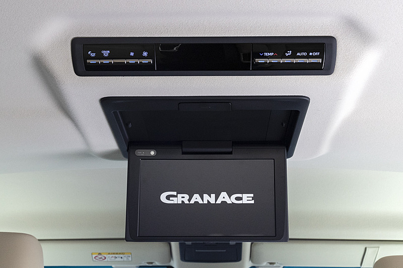 リアエアコンの操作部とフリップダウンモニター