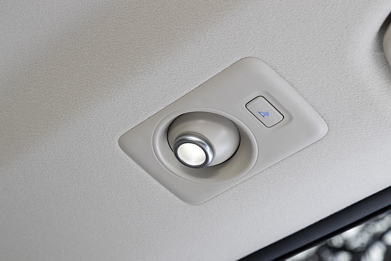 スポットタイプのパーソナルライトを採用