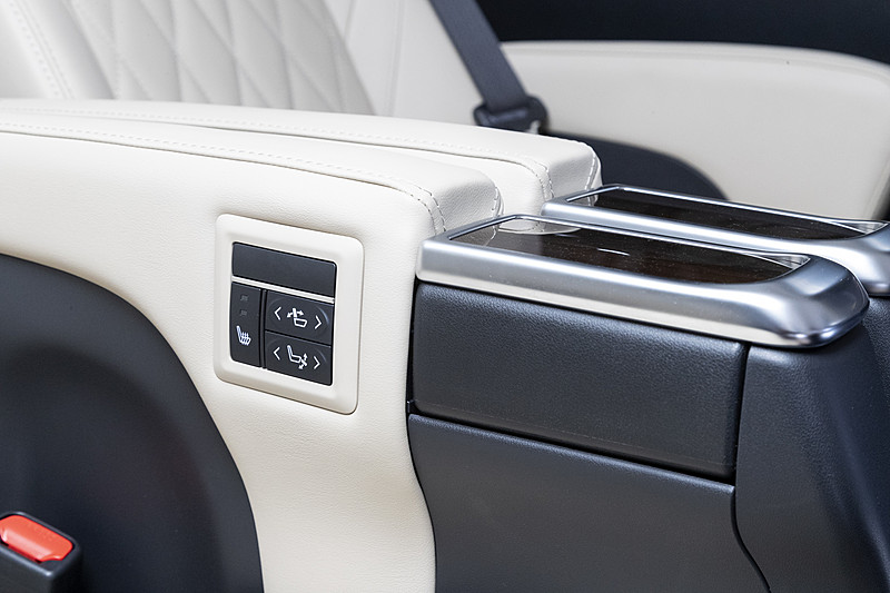 電動シートのスイッチ。これは2列目も同じ