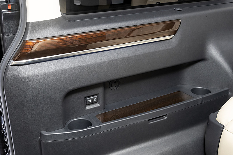 3列目のサイド部にはドリンクホルダーなどを装備