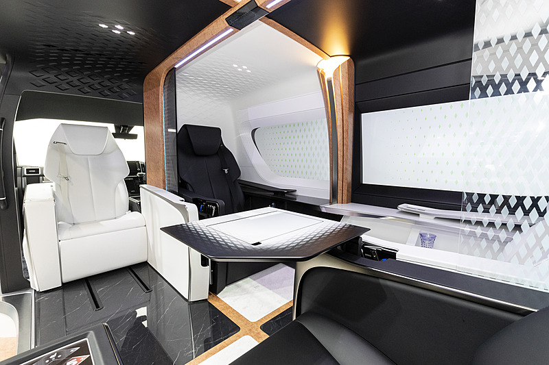 スライドドア側の席を前方に移動することでスムーズな乗降をサポート