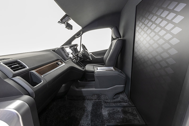 移動時は運転席と客席が完全に分離