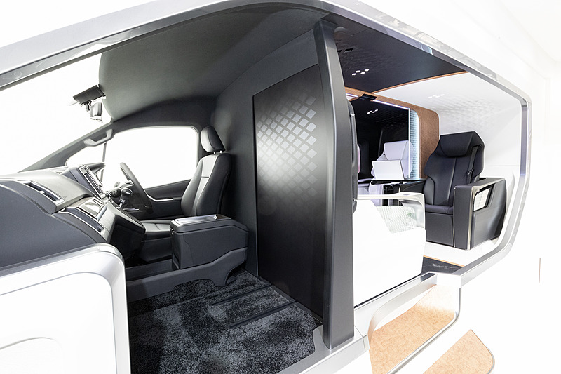 移動時は運転席と客席が完全に分離