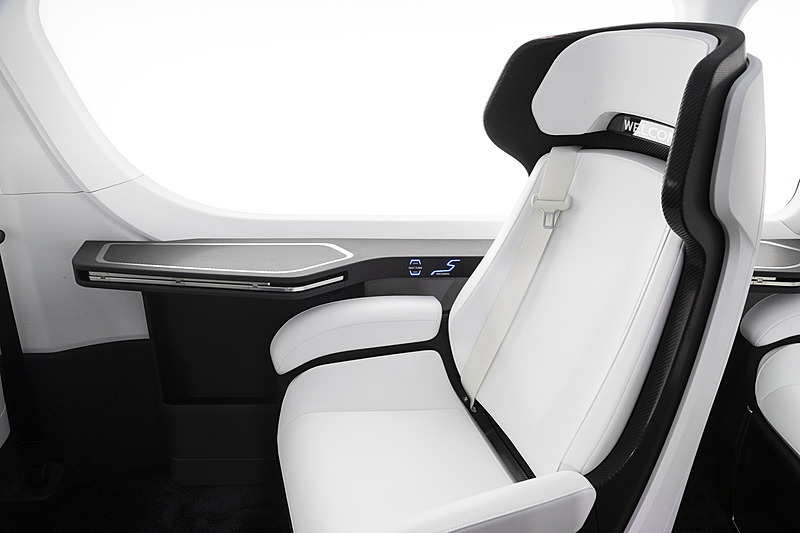 サイドにはテーブルを内蔵