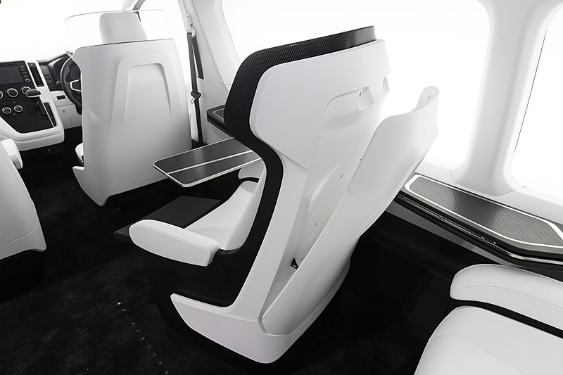 シート背面はジャケットをスマートに収納できる構造