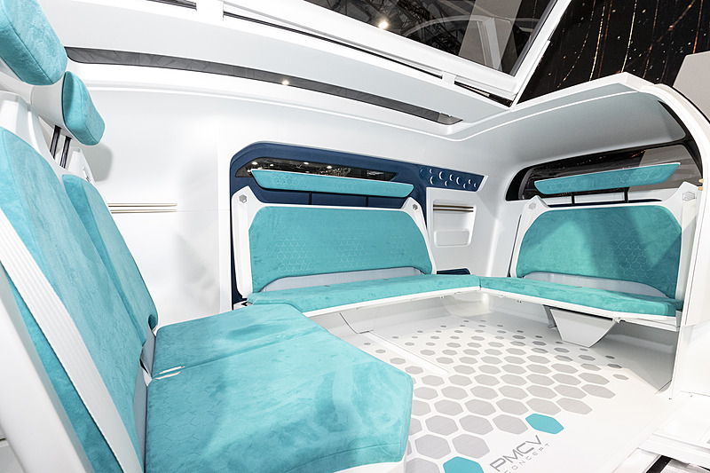 車内には最大7人分のシートを用意