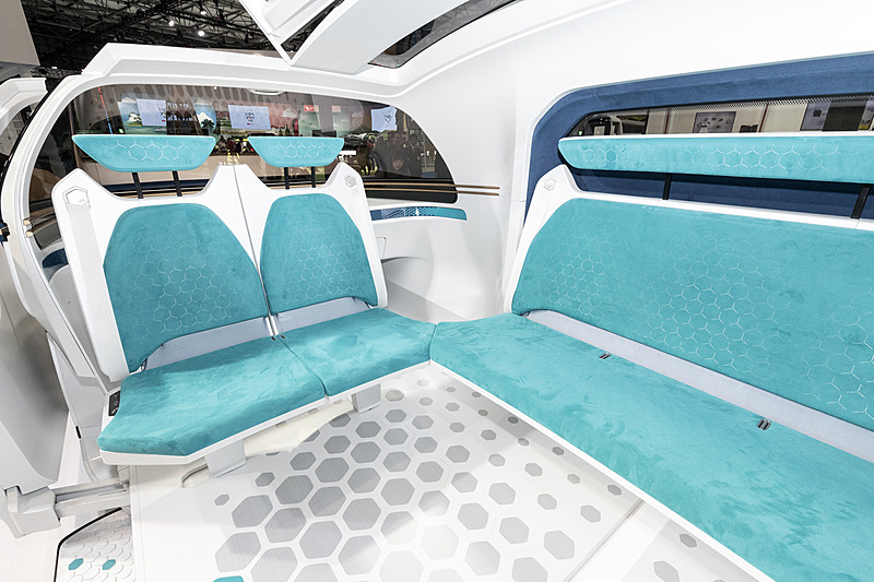 車内には最大7人分のシートを用意