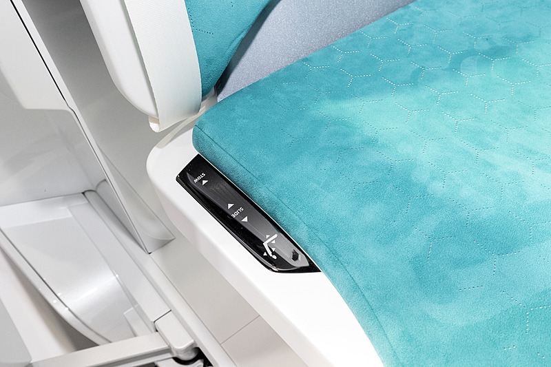 シート調節は電動