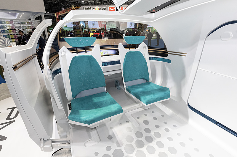 前部シートの収納は凝った作り