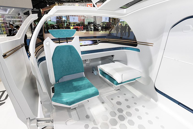 前部シートの収納は凝った作り