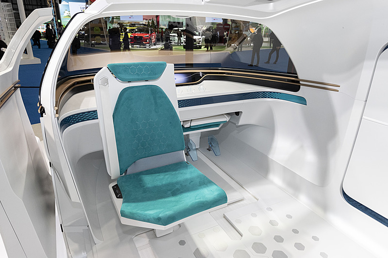 前部シートの収納は凝った作り