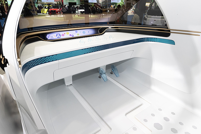 前部シートの収納は凝った作り