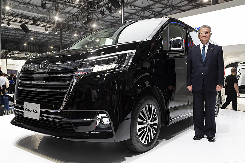 世界初出展の「グランエース」とトヨタ車体株式会社 代表取締役取・社長 増井敬二氏