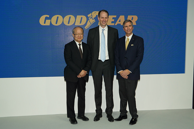 日本グッドイヤー株式会社 代表取締役社長 金原雄次郎氏（左）も参加したカンファレンス終了後のフォトセッション