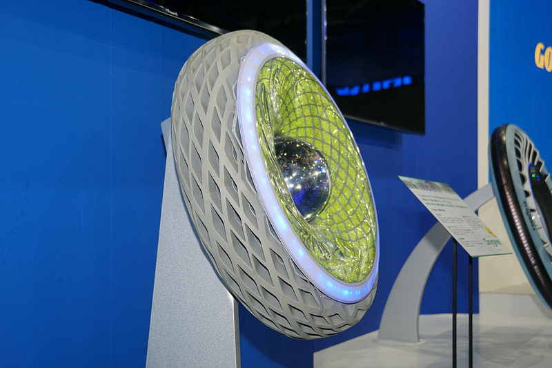 サイドウォール内に苔を生息させるコンセプトタイヤ「グッドイヤー オキシジェン」。独自のトレッドを通して路面から水分を吸収するととともに、空気中のCO2を取り込み、サイドウォールに生息させた苔の光合成を促すことで酸素を放出する