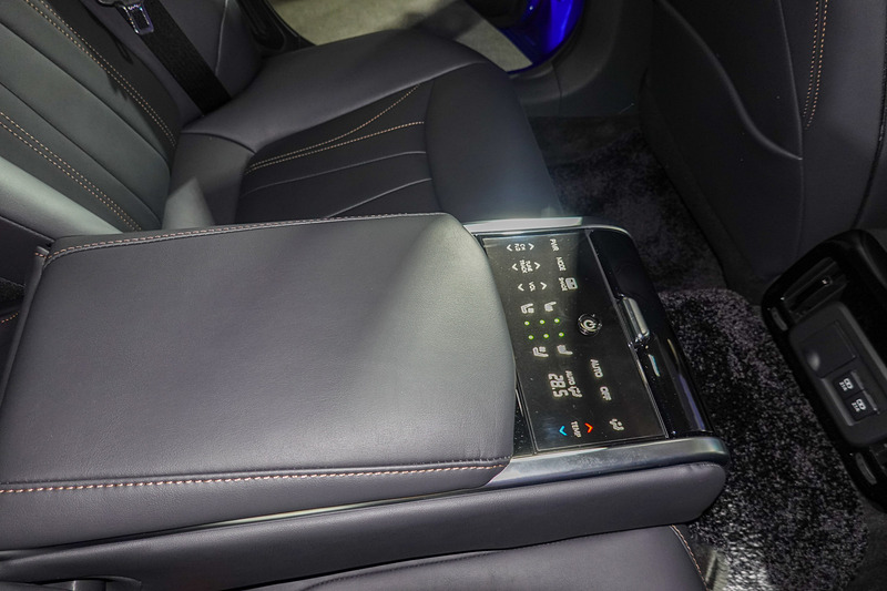 後部席のセンターコンソールを収納すれば5人乗りも可能に