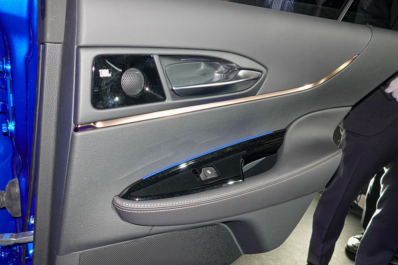 後席にもJBLスピーカー