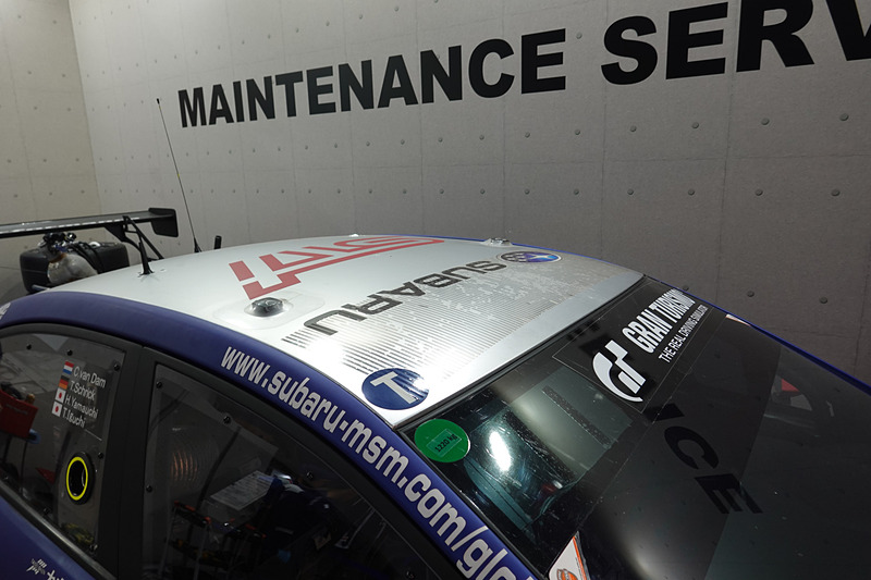 ルーフは空気をスムーズに後部に流すため、線状の突起が設けてある