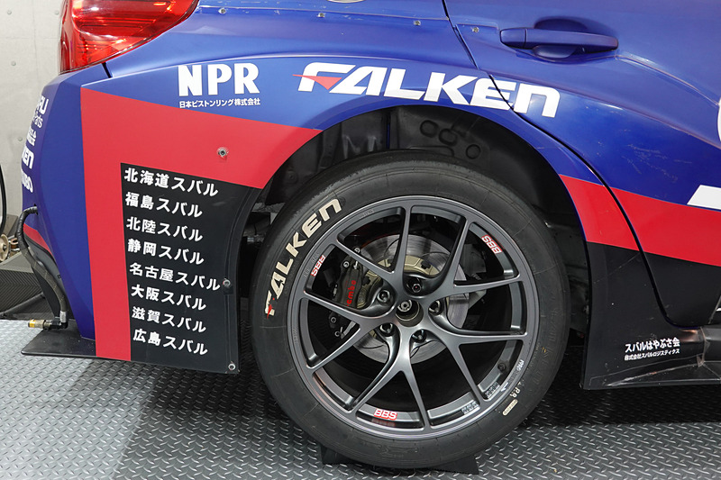 全国各地のスバルディーラーメカニックが88号車 SUBARU WRX STIのニュル参戦を支えた。リアフェンダーには、2019年の参加ディーラーの名前が刻まれる