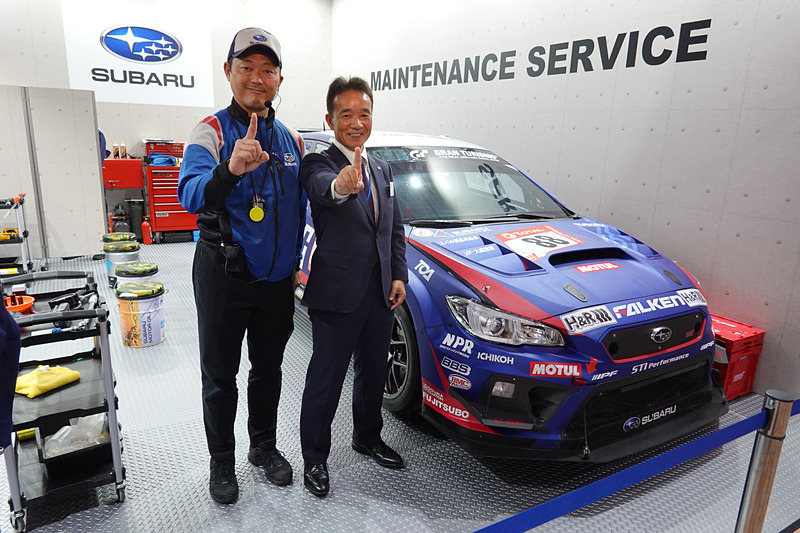 「Out of KidZania」にホイール交換体験のために置かれたニュルブルク24時間クラス優勝車 88号車 SUBARU WRX STI。株式会社SUBARU 国内営業本部 マーケティング推進部長 小島敦氏（中央）は、「スバルは本物にこだわる」という