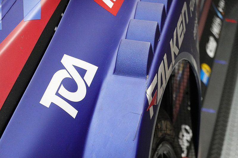 ルーバー部は、ほかよりも荒いサメ肌塗装が行なわれている。これは空気の剥離部に当たるため、より効果を狙った塗装にしたため