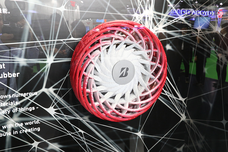 SUSYMで作られたタイヤ。赤い部分が柔らかく、シルバーの部分が硬い