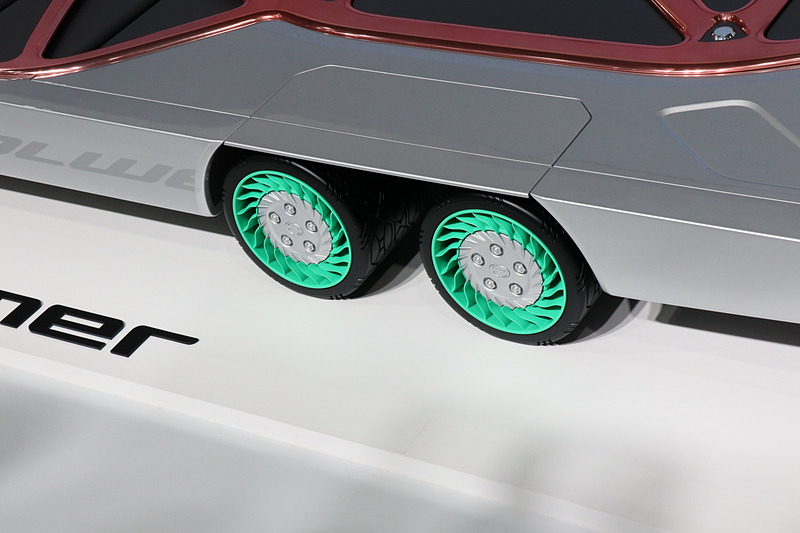 低い床と後輪の小径タイヤが特徴