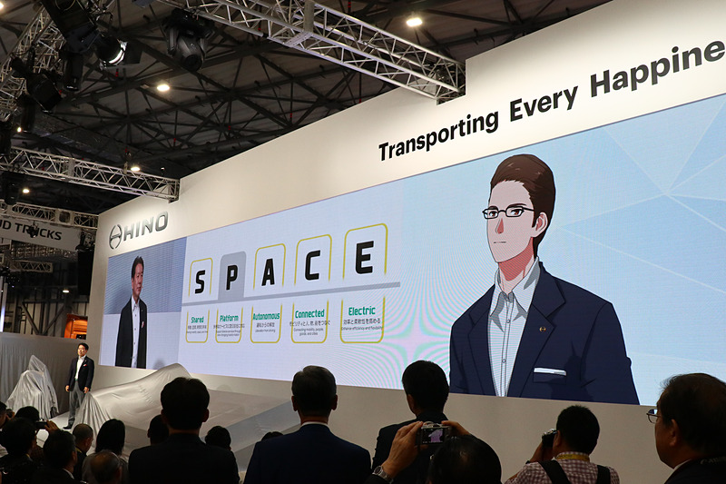 日野の未来の社長がアニメで2019年に降臨し、現代の社長とFlatFormerの開発者と4人でトークを行なった