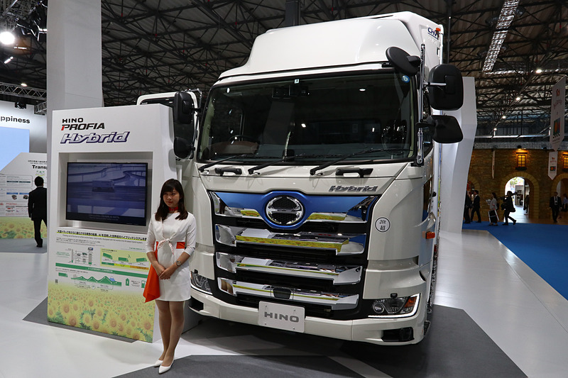 ハイブリッド大型トラック「プロフィア」