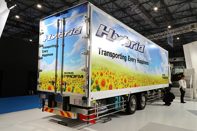 ハイブリッド大型トラック「プロフィア」