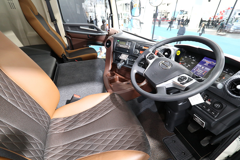 ハイブリッド大型トラック「プロフィア」