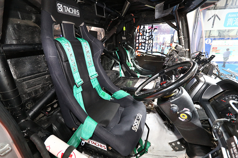 日野レンジャーは車内にも乗り込め、ステッカーがもらえる