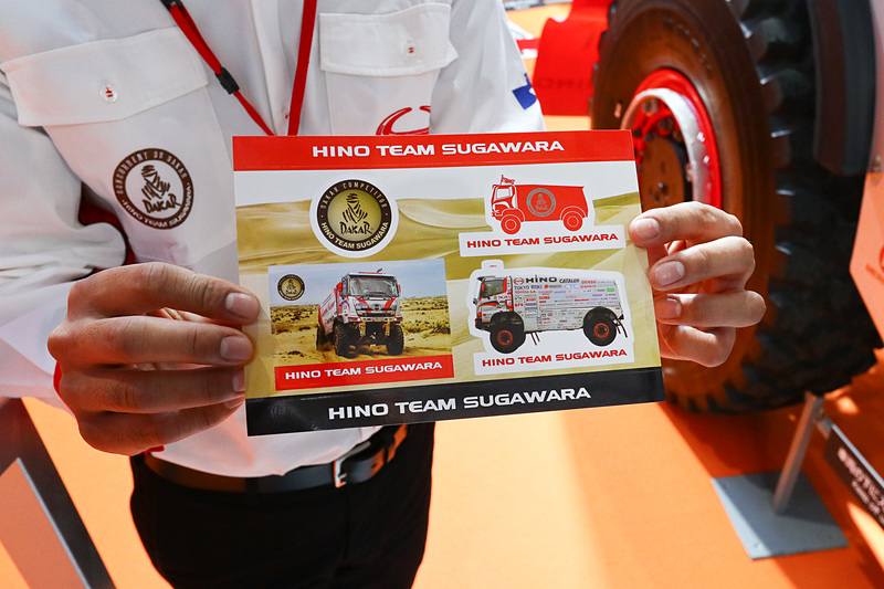 日野レンジャーは車内にも乗り込め、ステッカーがもらえる