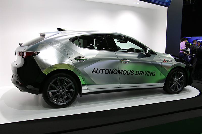 これまでのxAUTOは「アウトランダーPHEV」をベースとしていたが、今回は「MAZDA3」にスイッチした