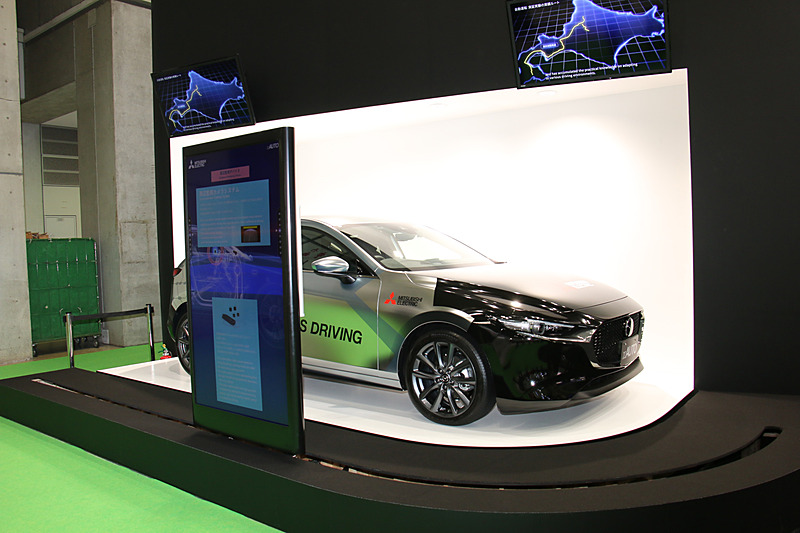 展示しているxAUTOの周囲にレールを設置